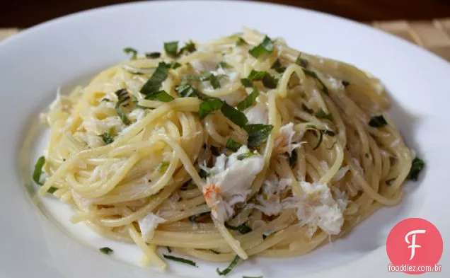 Jantar esta noite: espaguete com caranguejo, Chile e hortelã