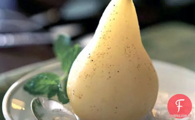 Peras escalfadas com creme de cardamomo