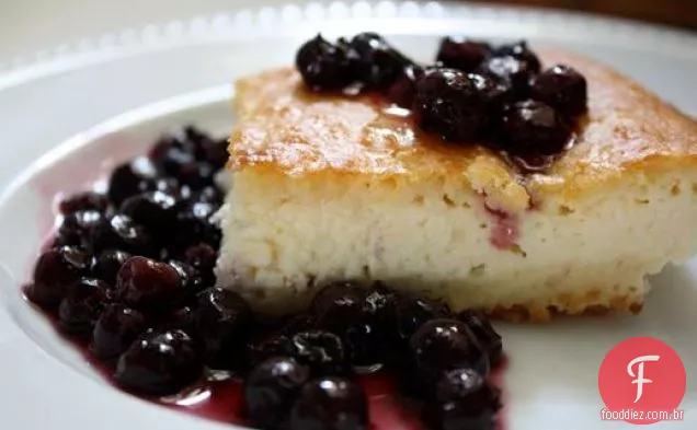Brunch de domingo: bolo blintz assado com molho de mirtilo fresco