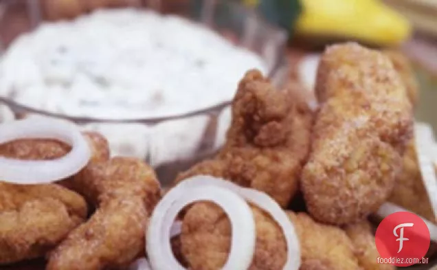 Peixe-gato frito da rocha com molho tártaro Crioulo