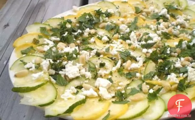 Saudável e delicioso: Carpaccio de abobrinha com Feta e pinhões
