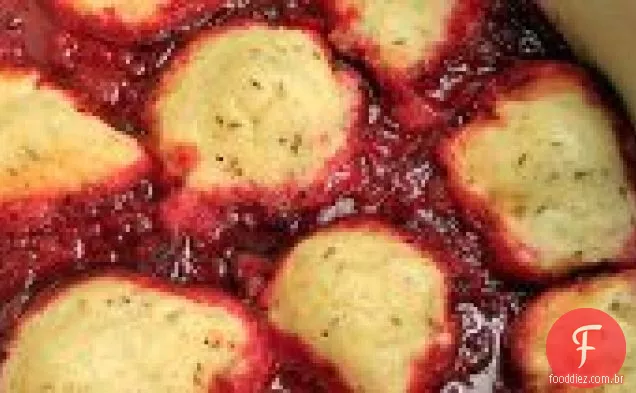 Borscht ucraniano com bolinhos de cominho