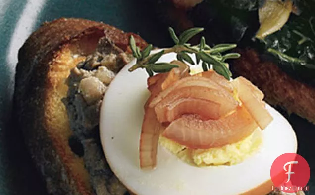 Crostini de fígado de galinha com ovos em conserva