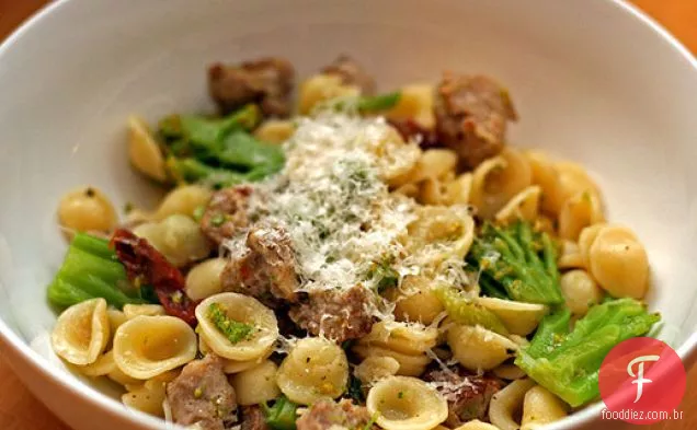 Jantar esta noite: Orecchiette com salsicha, brócolis e alho caramelizado