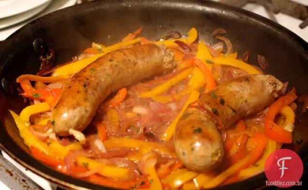 Jantar esta noite: salsicha italiana picante com sanduíche de pimentão