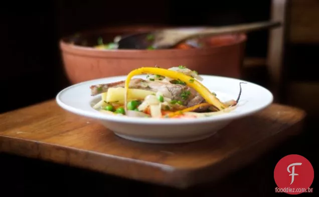 Coelho em Riesling com legumes de Inverno e ervas frescas