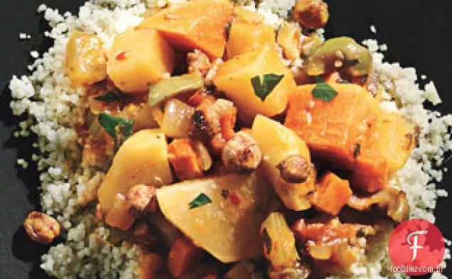 Tagine vegetal de raiz com batata-doce, cenoura, nabos e grão de bico assado com especiarias