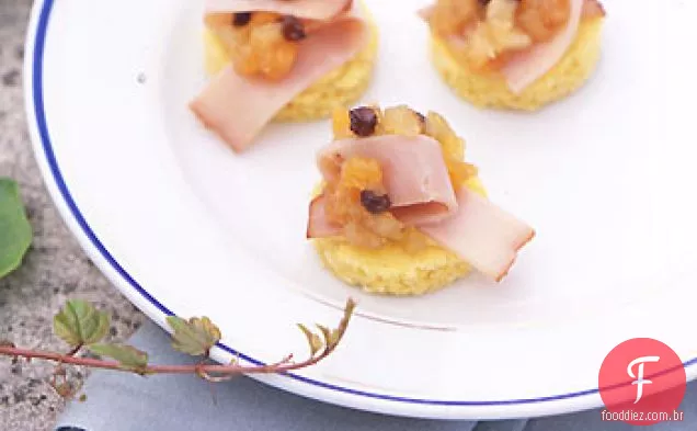 Virginia presunto e melão Chutney de maçã em rodadas de Pão de milho