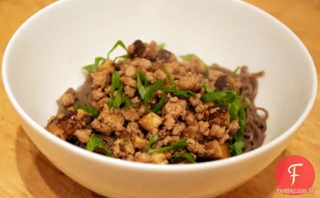 Jantar esta noite: carne de porco picada com macarrão Soba