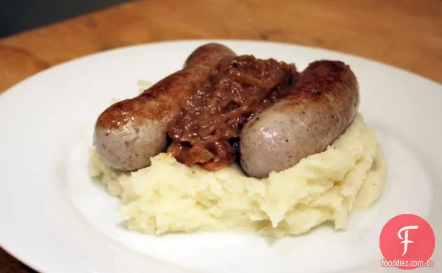 Jantar esta noite: Bangers e Mash com molho de cebola