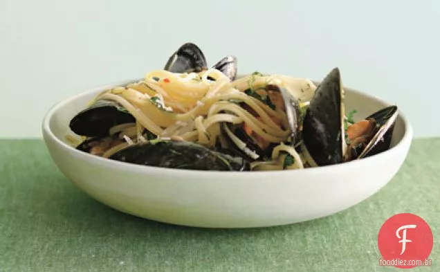 Linguine com mexilhões e ervas frescas