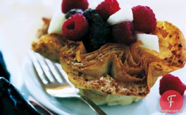 Copos Phyllo com mousse de Chocolate e frutas frescas