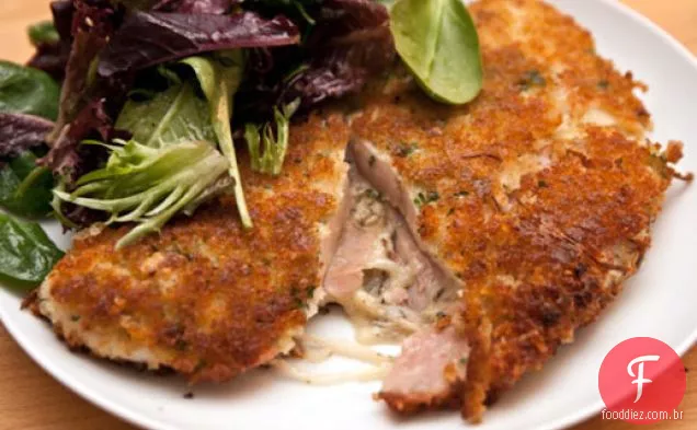 Jantar esta noite: costeleta de frango recheada com presunto, queijo e chucrute