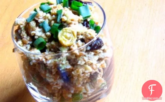 Saudável e delicioso: salada de trigo Bulgur com abacate, passas e amêndoas