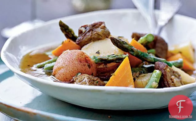 Ombro de cordeiro refogado com vegetais de Primavera, ervas verdes e vinho branco