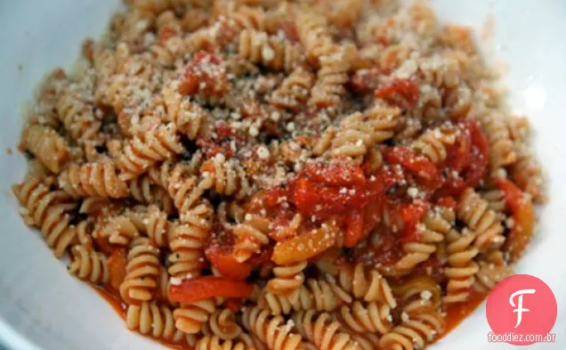 Jantar esta noite: molho picante de tomate e pimenta torrado