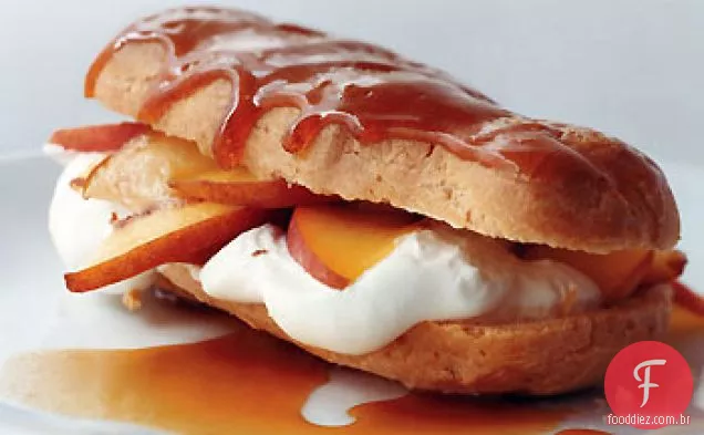 Peaches ' N ' Cream Eclairs com molho de caramelo Bourbon