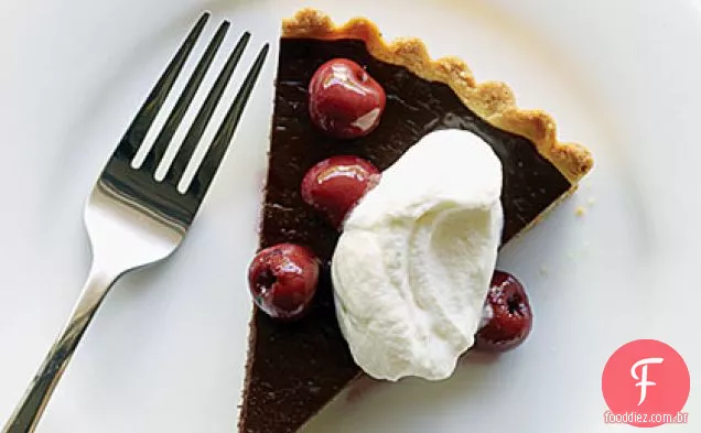 Torta de Chocolate escuro, cerejas e chantilly de amêndoa