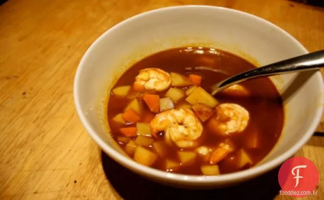 Jantar esta noite: sopa escura de camarão Chile com Epazote