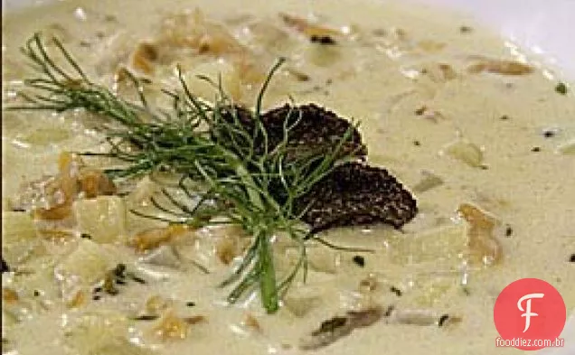 Razor Clam Chowder com trufas pretas, nabos e tomilho