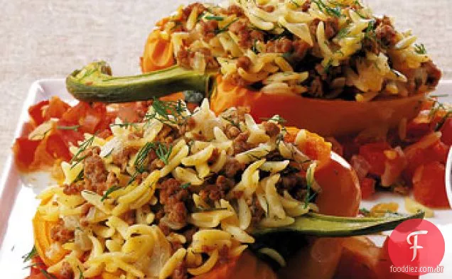Cordeiro e Orzo pimenta recheada com molho de tomate robusto