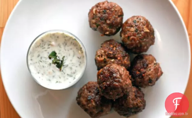 Jantar esta noite: almôndegas Köfte com Haydari