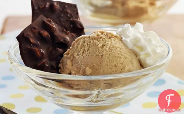Sundae do gelado do café com chocolate escuro-casca da amêndoa do Sal Do Mar