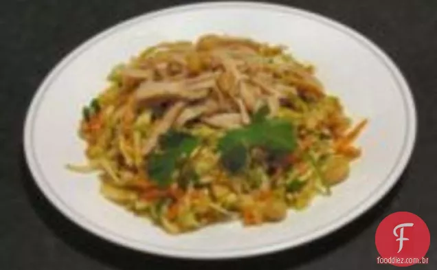 Meat Lite: salada de repolho tailandesa com frango