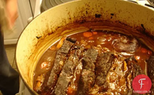 Cozinhe o livro: costelas curtas refogadas com vinho tinto