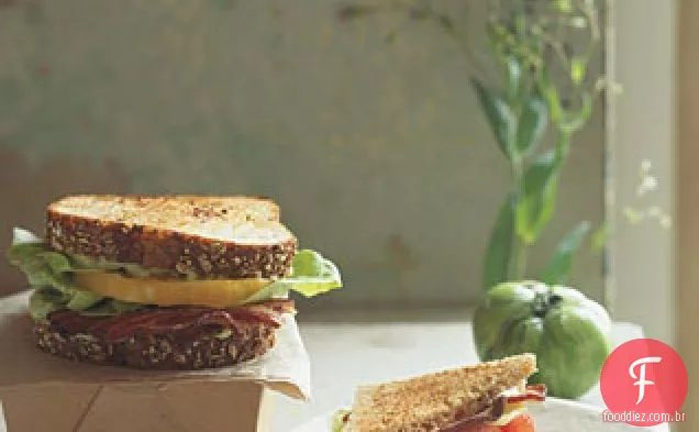 Abacate Blts em pão de aveia torrado
