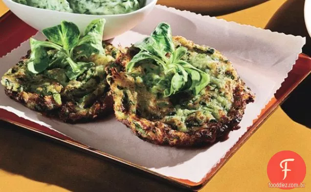 Bolinhos de abobrinha macios com molho de deusa verde