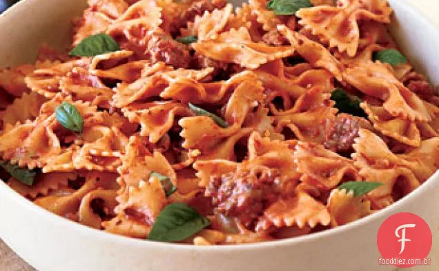 Farfalle com salsicha, tomate e creme