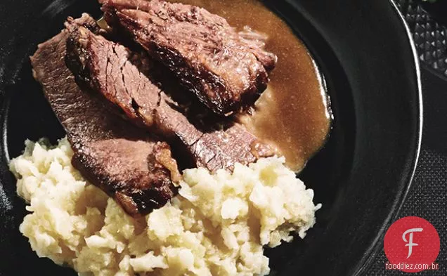 Peito vitrificado de rábano e costelas curtas com purê de vegetais de raiz