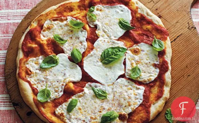 Pizza de mussarela e manjericão