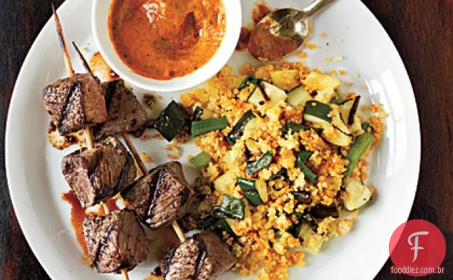 Espetos de lombo com cuscuz vegetal grelhado e molho de pimenta ardente
