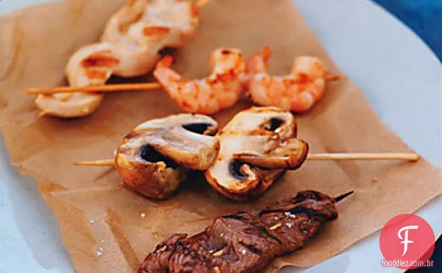 Carne grelhada, frango, camarão e espetos de cogumelos