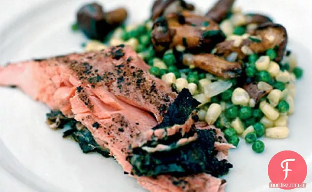 Salmão Sockeye grelhado com feijão Fava, Milho Branco e Succotash de cogumelo selvagem