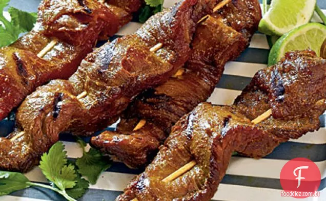 Satay de carne com molho tailandês de coco e amendoim