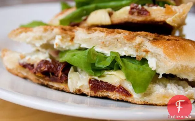 Cozinhe o livro: alcachofra saudável e deliciosa, tomate assado no forno e queijo de cabra Panini