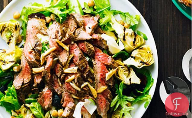 Salada de bife Garlicky com grão de bico e alcachofras