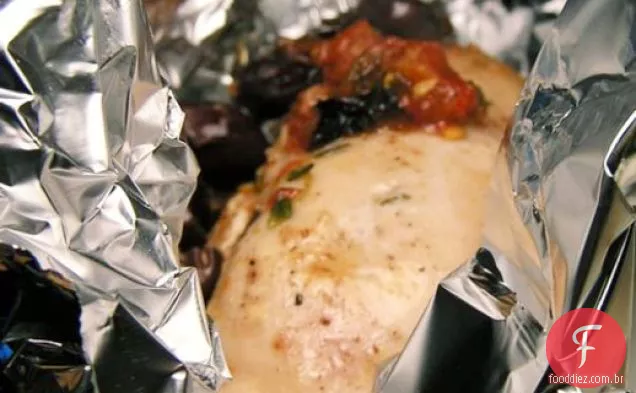 Jantar esta noite: peitos de frango em papel alumínio com tomate, azeitonas e Parmesão