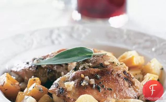 Vegetais de raiz refogados e coxas de frango