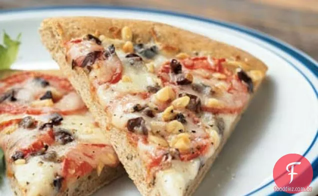 Fontina, azeitona e tomate Pizza com manjericão crosta de trigo integral