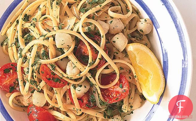 Linguine com vieiras, erva-doce e tomate