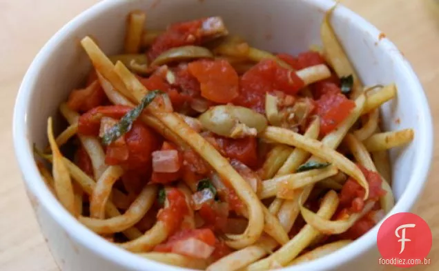 Jantar esta noite: feijão com tomate, azeitona e alho