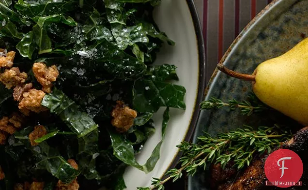 Salada de couve desfiada com torresmos de pele de Peru