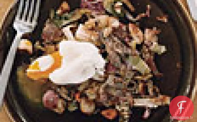 Hash de carne enlatada com ovos escalfados