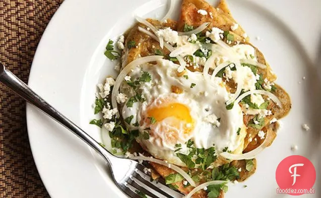 Chilaquiles Verdes com ovos fritos