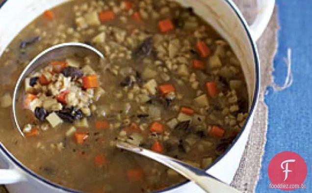Sopa De Raiz Vegetal E Cevada Com Bacon