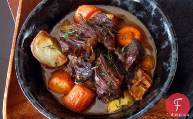 Garlicky Pot Assado Com Batatas Assadas E Vegetais De Raiz